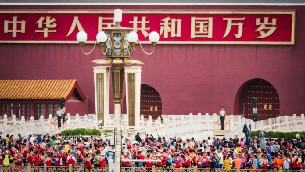 在电视台担负足球评论员的滕远峰（濮存昕 饰）俄然接到法院传票，老婆林翘（许晴 饰）要与自已离婚，这让他一时丈二僧人摸不着脑筋。本来，执着于本身事业的滕远峰婚后萧瑟了老婆，他以为家中不愁吃喝穿着，林翘应当安于近况，但精力层面的缺掉让林翘孤单难耐，她与女子合唱团的批示张客（郭峰 饰）产生了一夜情。跟着儿子渐渐长年夜，她惊奇地发现儿子长得愈来愈象张客，这一发现非同小可，这个被物化了的耻辱心昼夜熬煎着她，不明就里的滕远峰自儿子出世后，对母子俩疼爱有加，这加倍巨了林翘良知的不安，只能提出与丈夫离婚……